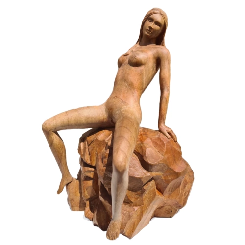 statue en bois fille nue sur pierre