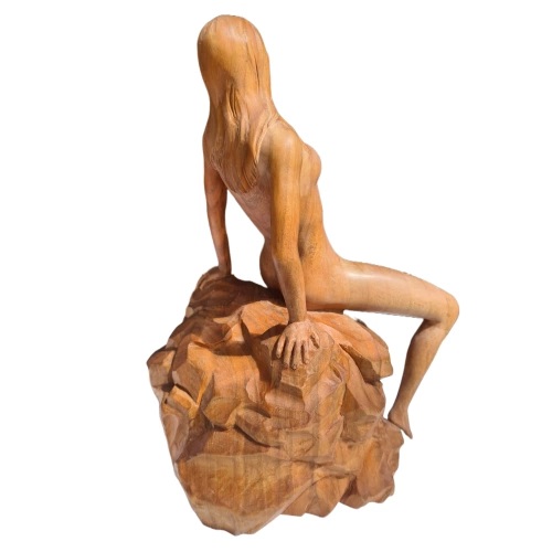 houten beeld naakt Meisje op steen