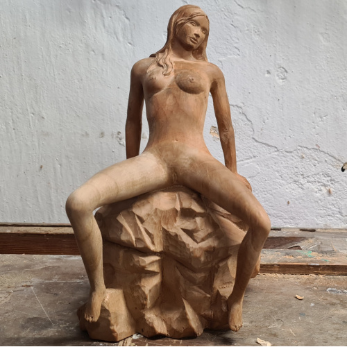 geschnitzte erotische Statue