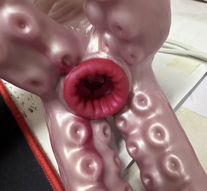 Octopussy dildo hole into artificial vagina